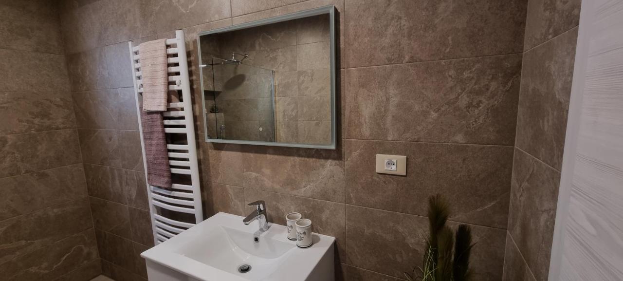 N&G Apartments Ровинь Экстерьер фото